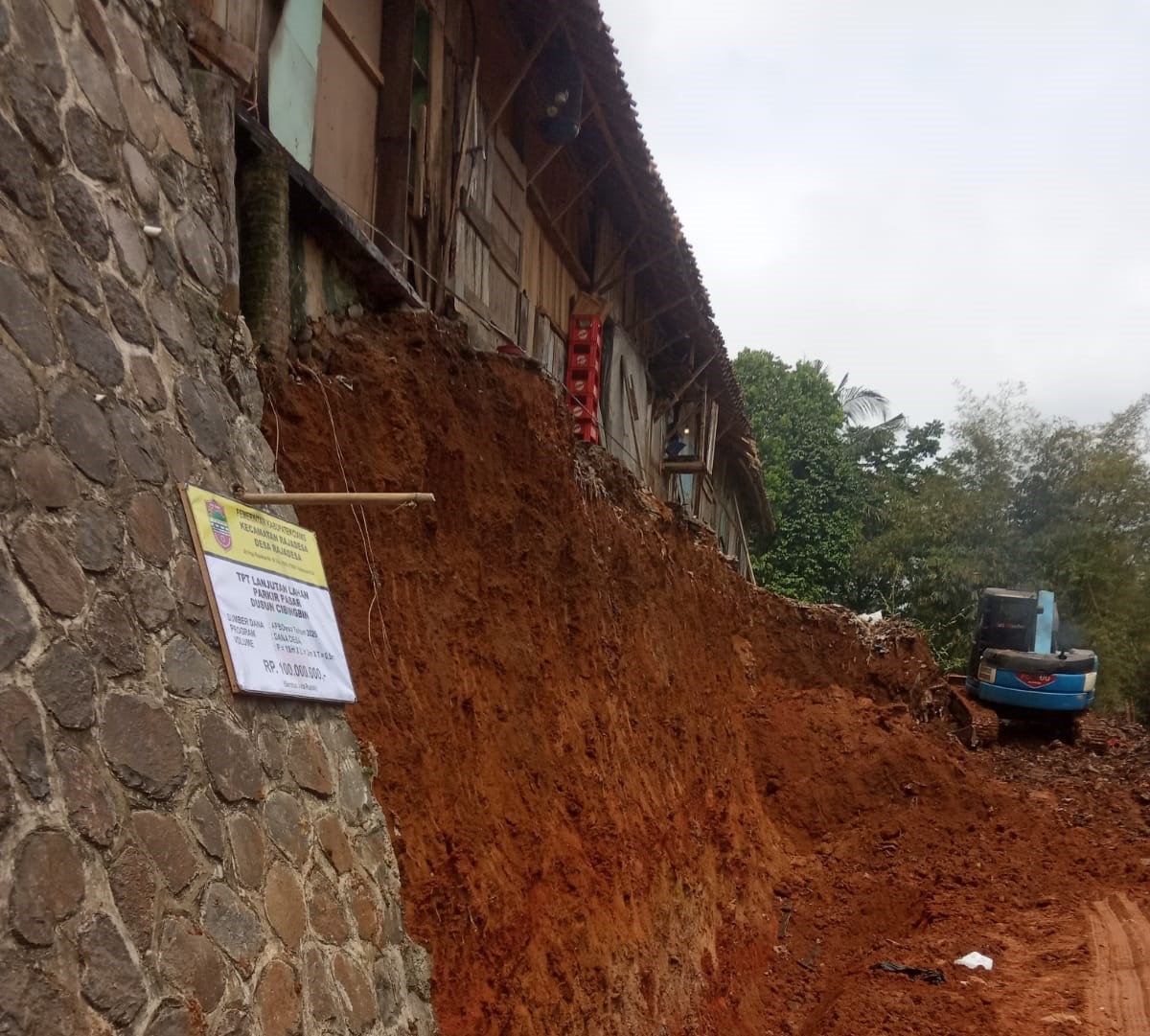 Pembangunan TPT Belakang Pasar Rajadesa